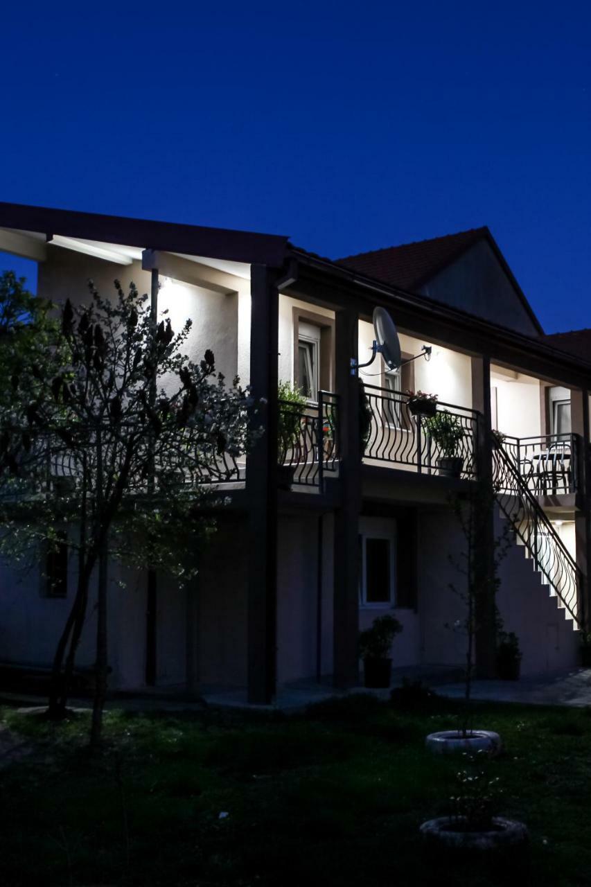 Apartman Kaca سيتينيي المظهر الخارجي الصورة